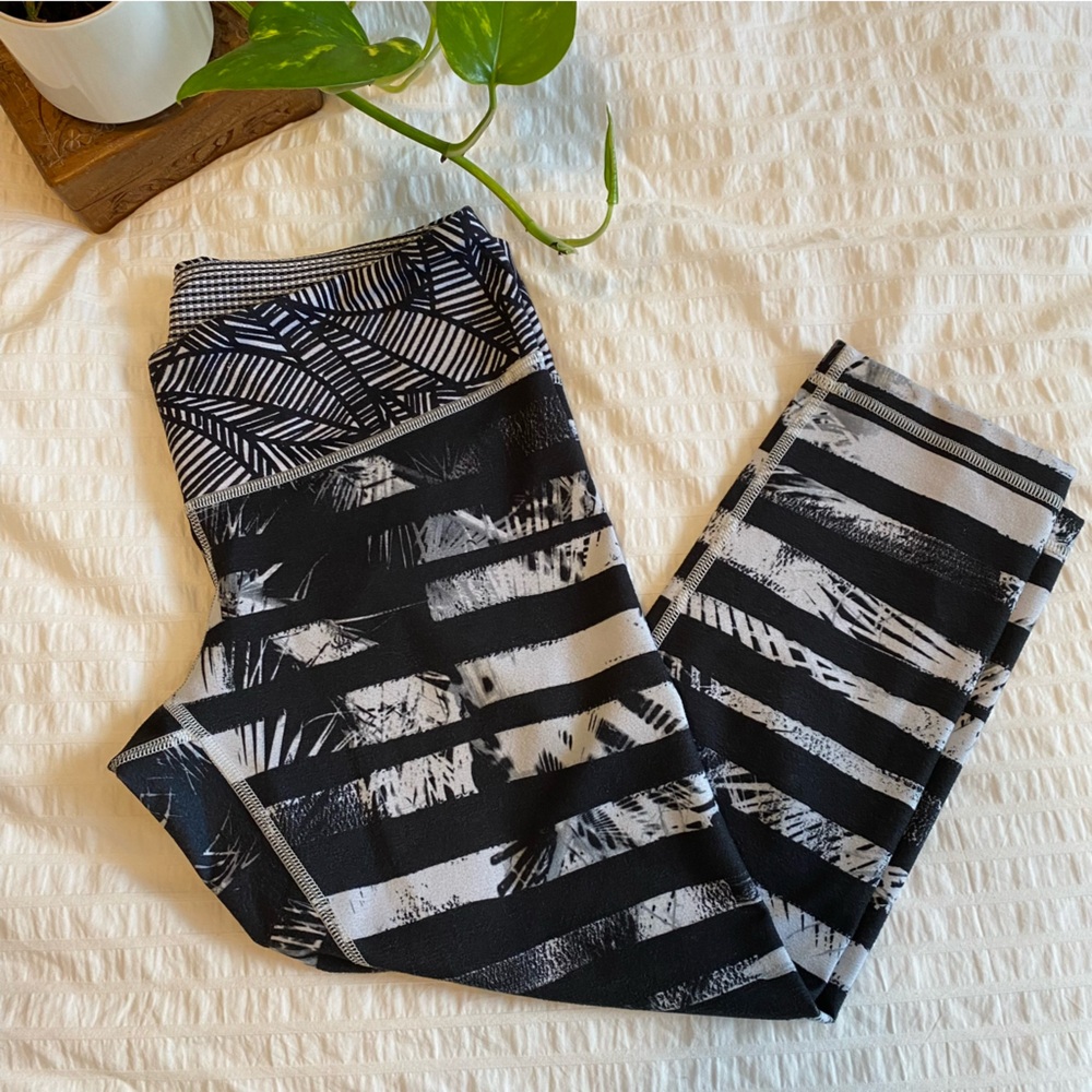Lululemon High Times Shady Palms Black and White Geometric Capri Leggings